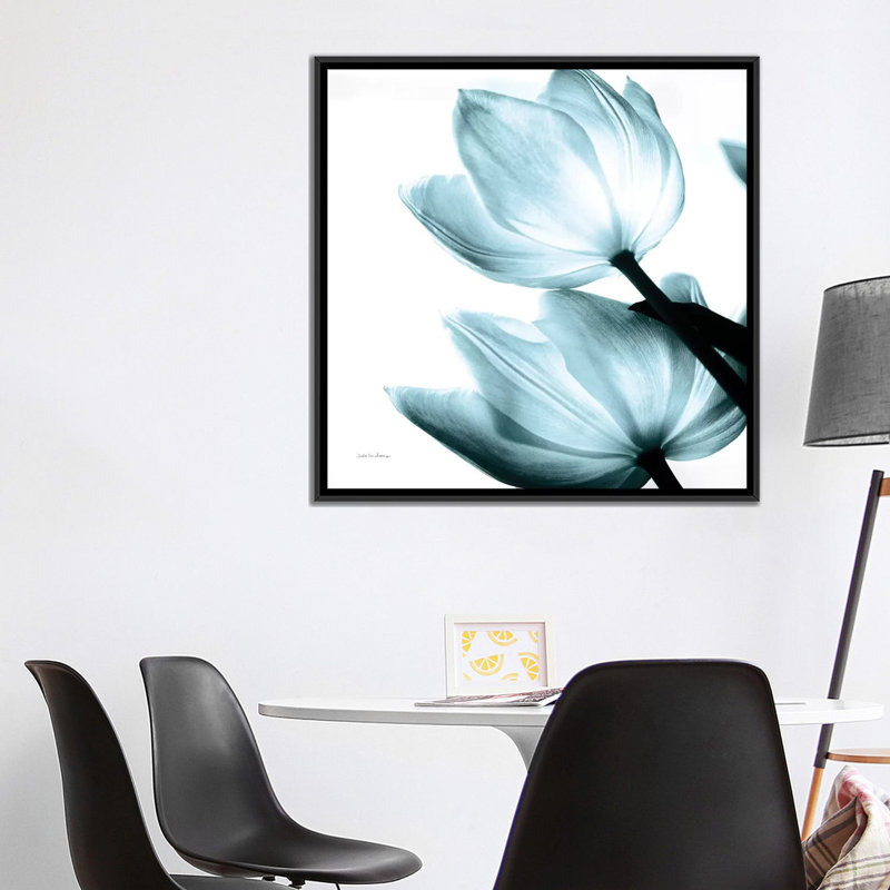 «Tulipes translucides II en turquoise» par Debra Van Swearingen - impression sur toile tendue, H 37 po x l 37 po x P 1,5 po