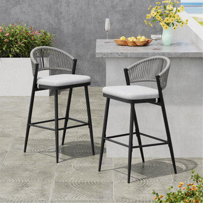 Tabourets de bar d'extérieur à structure en métal à hauteur d'assise 30,25 po avec dossier en forme de feston en rotin PE, ensemble de 2, noir mat
