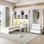 Lit plateforme simple en bois avec bureau, garde-robe, armoires, tiroirs et tablettes intégrés en blanc