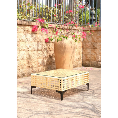 Table basse d'extérieur avec plateau en verre trempé, table de patio en osier tissé à la main avec structure en métal, table basse en rotin toutes saisons pour meubles de patio, balcon, cour ou jardin