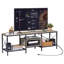 Meuble télé Pridgen pour téléviseur de 65 po avec prises de courant, centre de divertissement gris rustique avec tablettes de rangement ouvertes pour téléviseurs de 65 po ou moins, console média industrielle avec station de charge pour le salon, la chambre à coucher et l’appartement-732455202-732571062