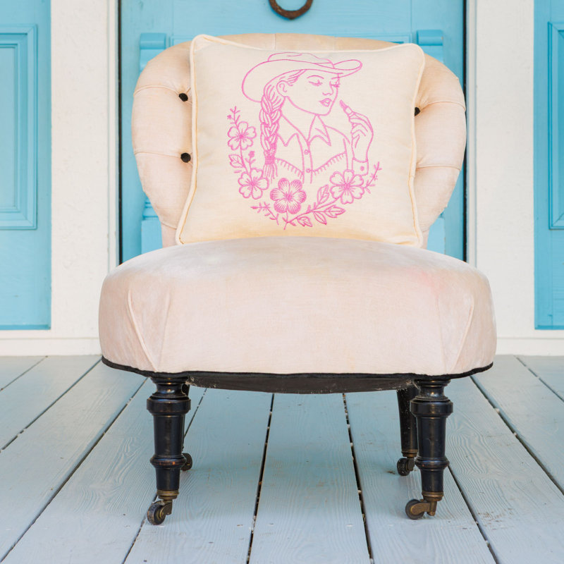 Coussin brodé JG Co. par Amie And Jolie Sikes Lady
