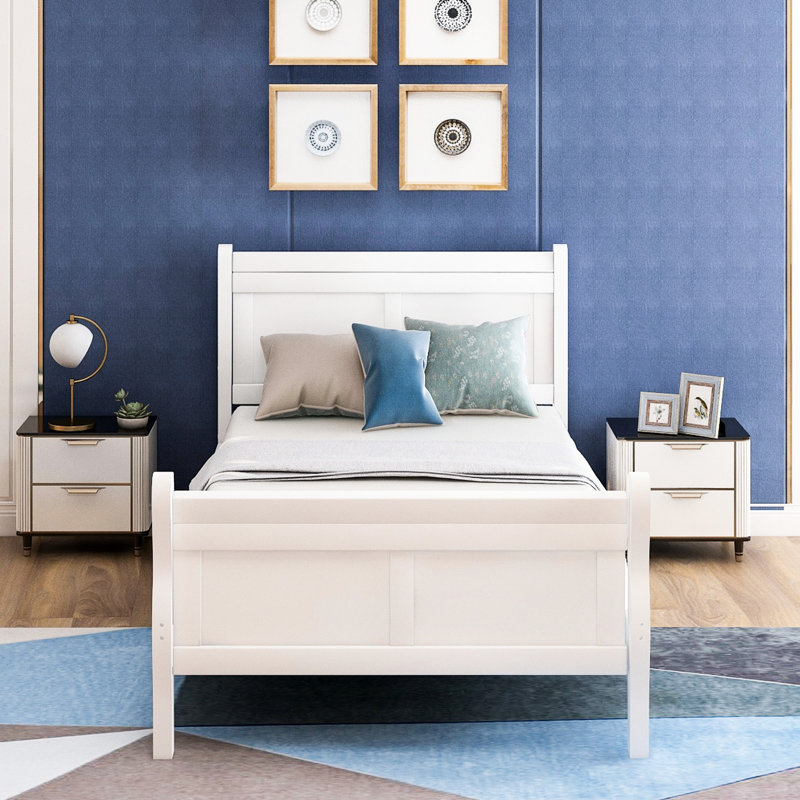 Lit simple en bois massif avec tête de lit et plateforme blanche