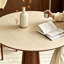 Table de salle à manger ronde en noyer-128604385