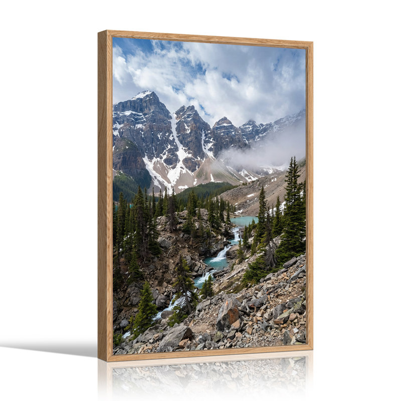 Tableau sur toile représentant des sommets enneigés surplombant un ruisseau turquoise et une forêt de pins, 36"H x 24"W