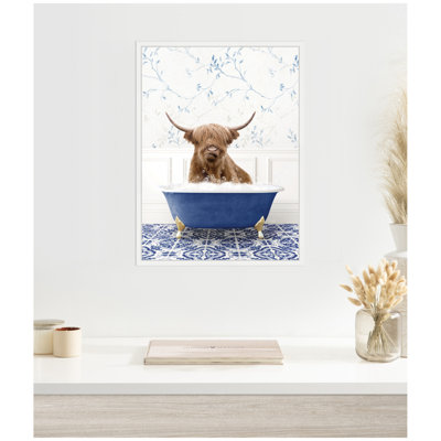 «Highland Cow in Eclectic Blue Bathaign» par Amy Peterson, reproduction d'art sur toile encadrée