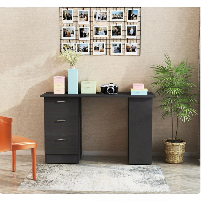 Table de travail moderne avec bureau d'ordinateur