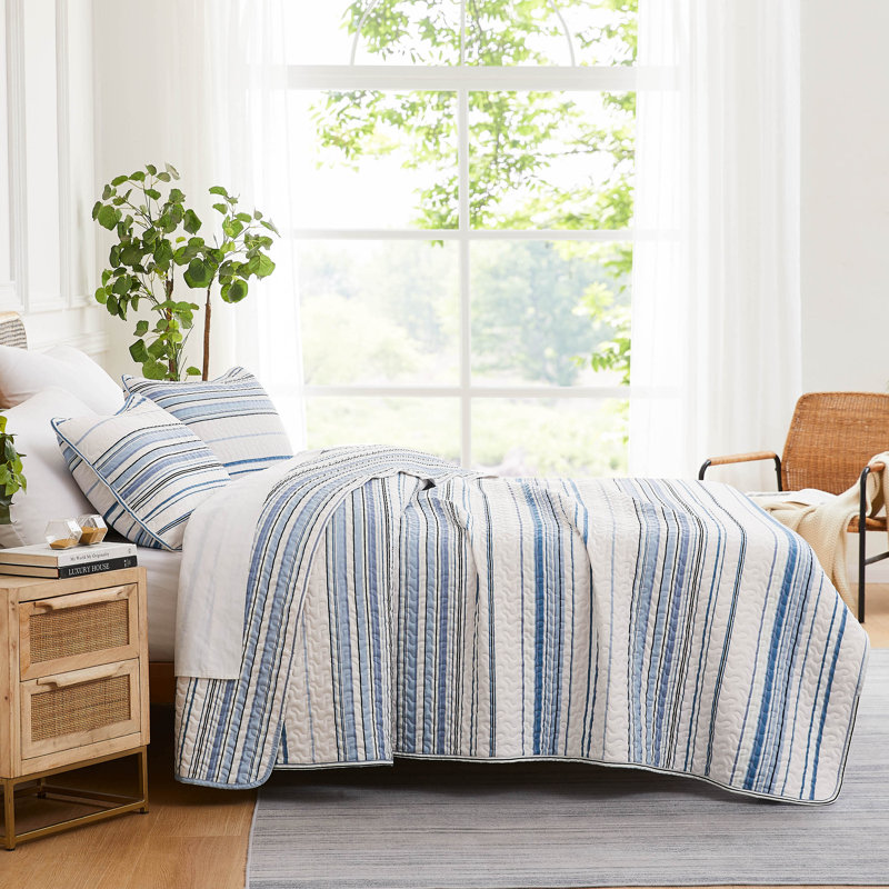 Coastal Stripes Collection Reversible Quilt Set, King Quilt + 2 Standard Shams, Blue