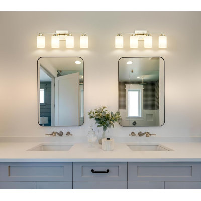 Luminaire de salle de bain 4 lumières, applique murale moderne en nickel brossé avec abat-jour en verre laiteux pour un éclairage doux sur un miroir
