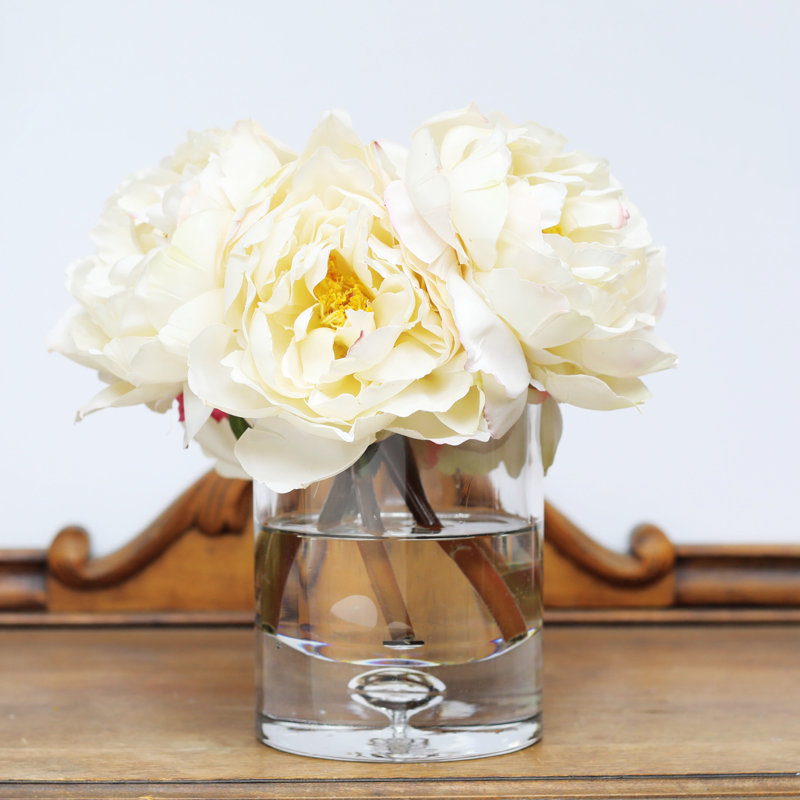 Arrangement floral illusion d'eau crème dans un vase en verre transparent