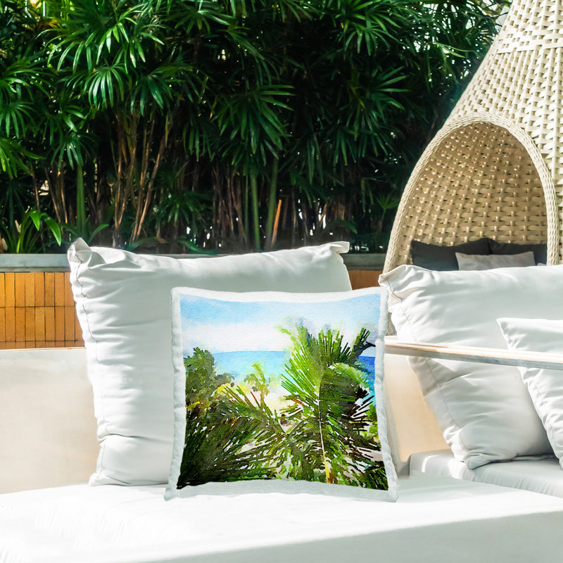 Coussin décoratif à motif de feuilles de palmier sur la plage par Nola James