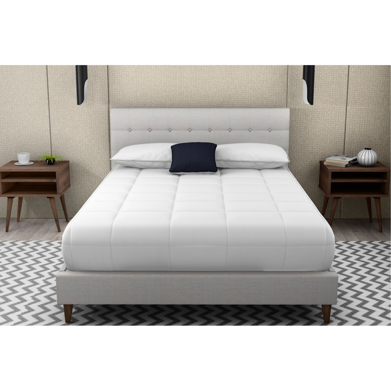 Grand lit rembourré avec 2 tables de chevet, revêtement en pierre, 100%, table de chevet en noyer populaire, chambre à coucher élégante de style beige, tendance