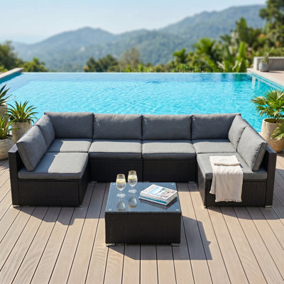 Ensemble de mobilier d'extérieur moderne 7 pièces, ensemble de canapé modulaire en rotin avec coussins toutes saisons et table basse avec plateau en verre, ensemble de conversation modulaire en osier pour la cour, le jardin et la piscine
