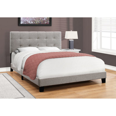 Grand lit tapissier gris avec tête de lit pour chambre à coucher de style glamour dans un décor contemporain