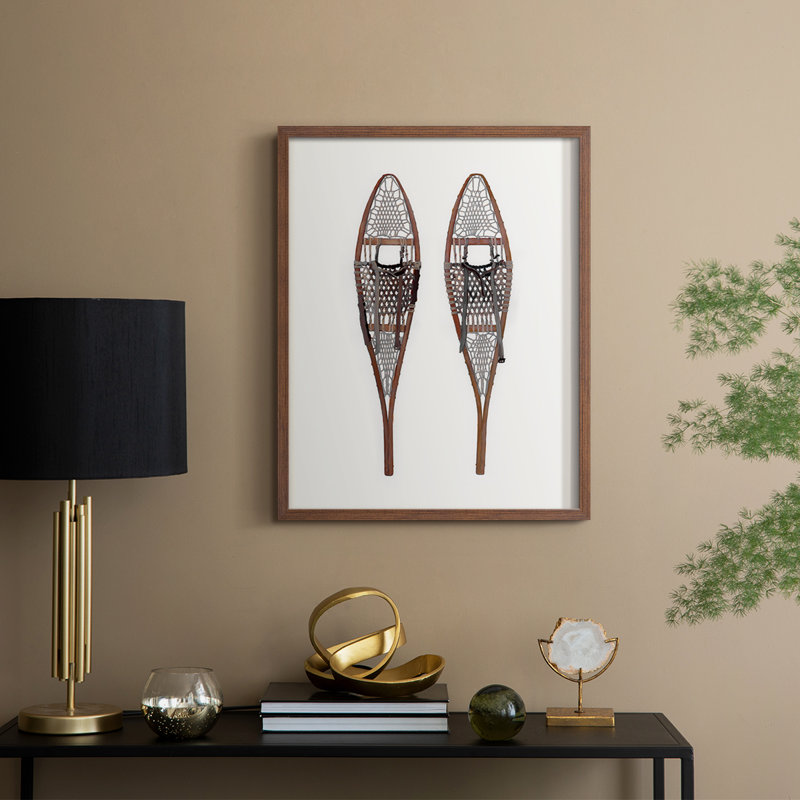 «Vintage Snowshoes», reproduction encadrée - bois massif, Noyer, H 30 po x l 24 po