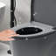 Une toilette avec double chasse d'eau 001. Siège à fermeture en douceur 1,1 / 1,6. Eau, bol allongé. Hauteur, en céramique grise Chasse, hauteur. Pour la catégorisation