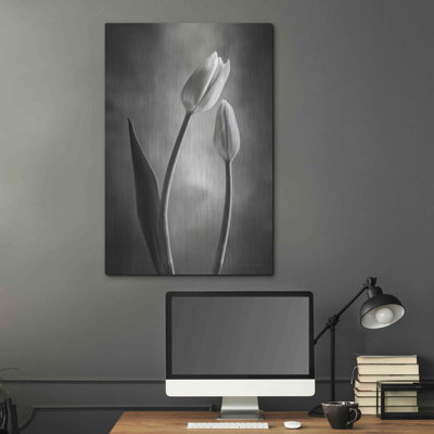 «Two Tone Tulips III» par Debra Van Swearingen