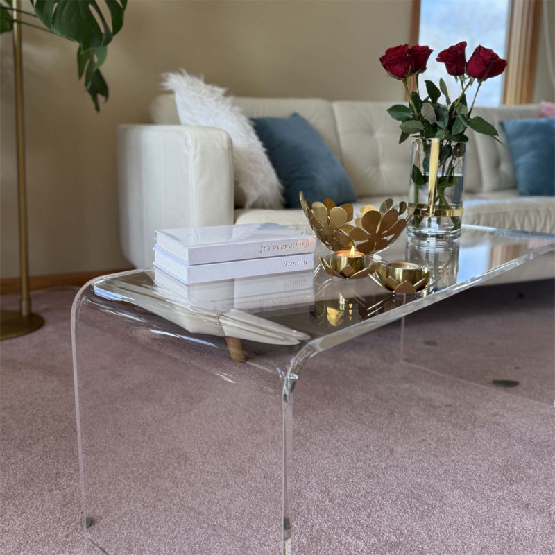 Élégante table basse en cascade en acrylique, durable et peu encombrante, parfaite pour les intérieurs modernes