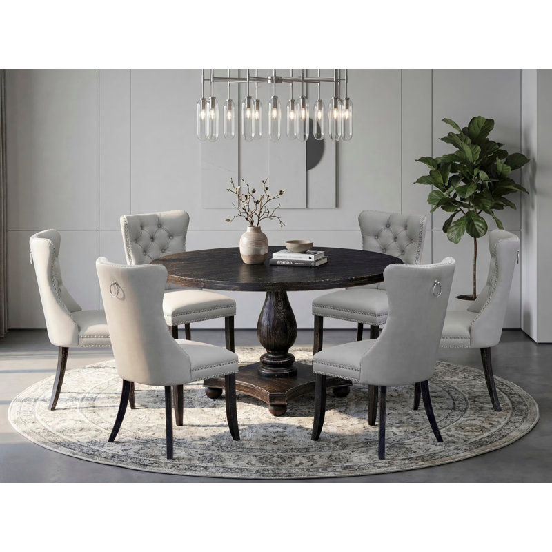 L'ensemble de table de salle à manger 7 pièces comprend une table ronde de 54 po avec piédestal et 6 chaises rembourrées en tissu de polyester gris clair, noir sablé