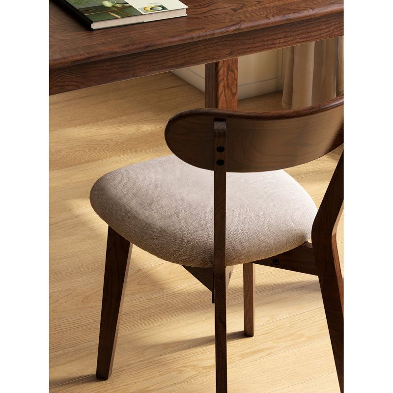 Chaise de salle à manger en chêne de qualité supérieure de couleur noyer, avec revêtement incurvé amovible et revêtement facile à nettoyer, idéale pour les espaces de réception et les espaces lounge. Entretien simple.