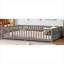 Lit plateforme pour chambre d'enfant, construction classique en pin massif gris, grand lit avec garde-corps de sécurité et porte d'accès amovible