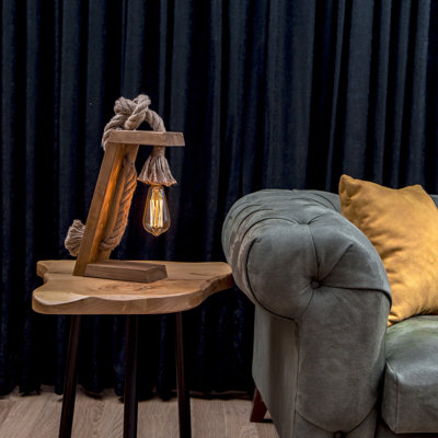 Lampe de table rustique faite à la main, brune et dorée, 7,9 x 13,8 x 3,9 pouces | Sapin 100% séché au four | IP20 | Câble de 2 m avec interrupteur marche / arrêt | Détail de corde de jute | Douille E27 de 40 W maximum | Parfait pour un décor moderne et rustique