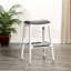 Le tabouret de bar de 30 po avec structure blanche et siège en cuir gris rehausse l'attrait visuel moderne de la cuisine ou de la hauteur de la selle, conçu pour durer