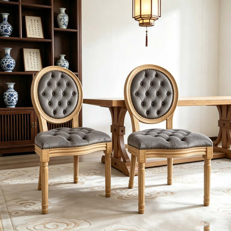 Chaise en bois massif avec garniture cloutée, Gris