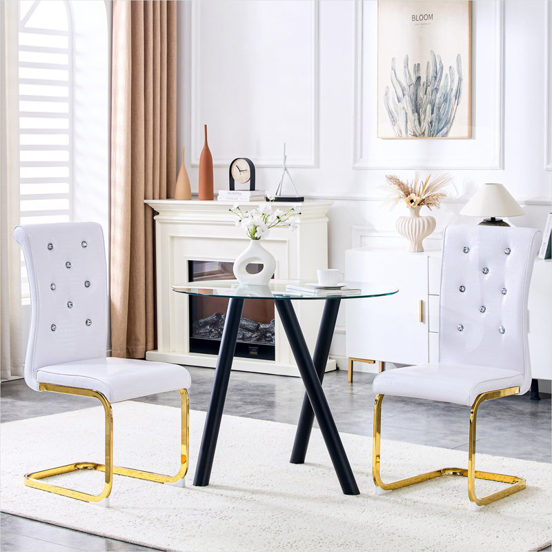 Ensemble de 2 chaises d'appoint gaufrées en alligator rétro au fini blanc avec capitonnage à boutons en cristal et pieds dorés