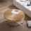 Table basse moderne et ronde à motif sculpté en bois avec pieds en métal pour le bureau du salon