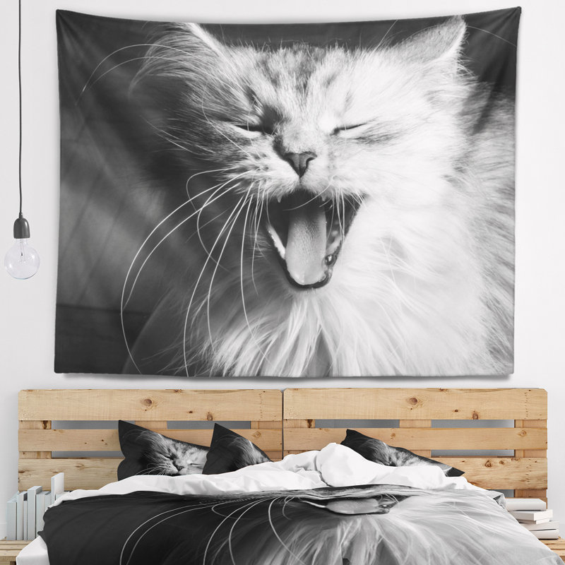 Tapisserie de chat blanc qui baille, H 32 po x l 39 po