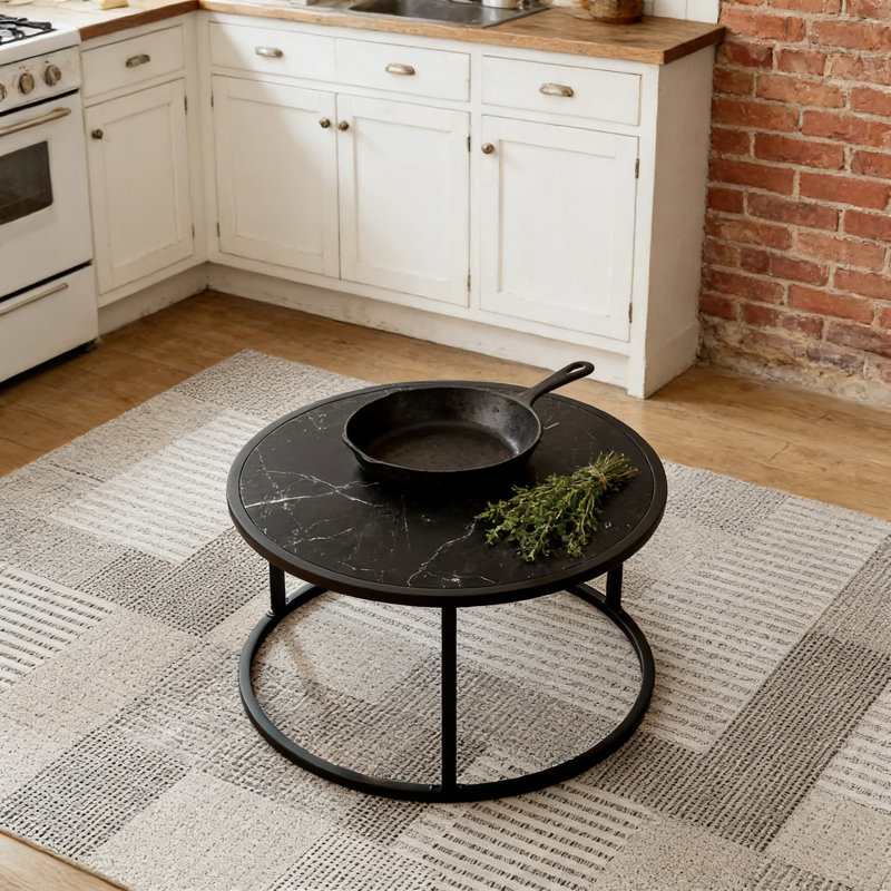 Table basse ronde moderne pour le salon avec plateau en faux marbre et structure en métal robuste, petite table centrale avec espace de rangement ouvert