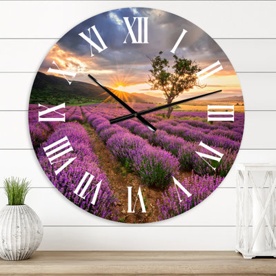 Lever de soleil et nuages dramatiques au-dessus du champ de lavande - horloge murale