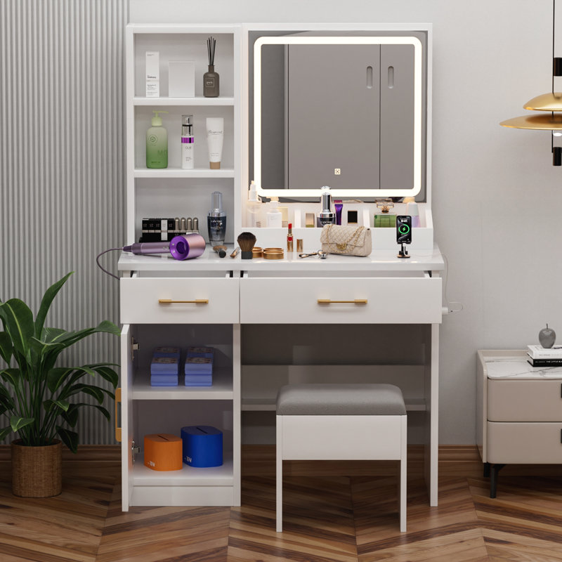 Bureau de maquillage avec miroir et lumières
