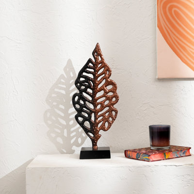 Sculpture transitionnelle en forme de feuille décorative glamour en aluminium doré poli avec base noire pour la maison et le bureau