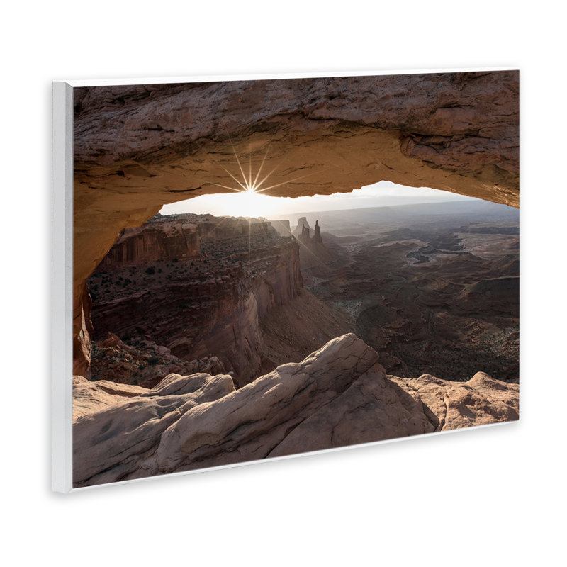 «Peeking Through Desert Arch» par Danita Delimont, H 10 po x l 15 po