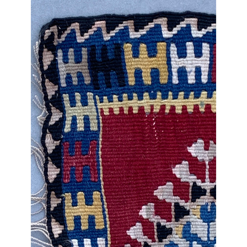 Tapis de style rétro turc Oushak Kilim en rouge frappant avec des motifs géométriques classiques
