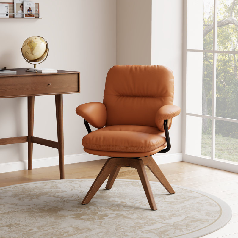 Fauteuil de bureau pivotant Avenor de 66 cm de large en similicuir avec base en bois massif, Brun