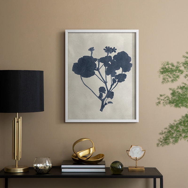 Reproduction encadrée de fleurs bleu marine pressées II - bois massif, H 30 po x l 24 po, Blanc