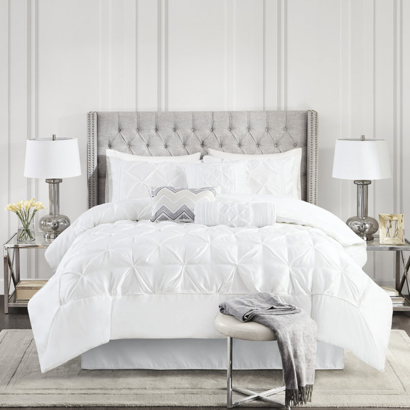 Édredon très grand 7 pièces en blanc - Comprend 1 édredon, 2 taies décoratives, 3 coussins, une jupe de lit lavable à la machine avec literie Serenity Wash and Iron