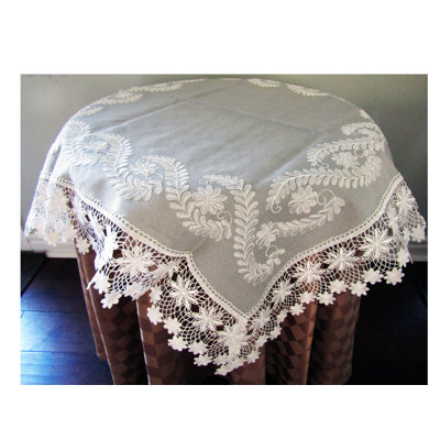 Plateau de table brodé blanc avec bordure en dentelle