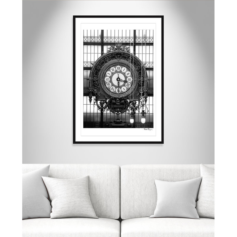 Horloge dorée du musée - impression de Paris par Mike Ragan, Papier avec cadre simple noir, Blanc / Blanc