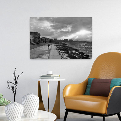 Années 1930, années 1940, homme silhouette anonyme marchant le long du mur de la mer de La Havane au coucher du soleil