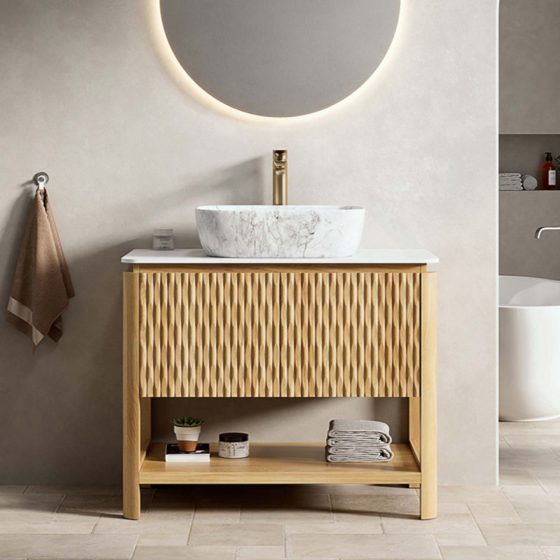 Meuble-lavabo autoportant avec lavabo, armoire de rangement en contreplaqué avec 3 portes en bambou texturé et tablette ouverte, plateau en pierre frittée blanc de Carrare et vasque en céramique à motif marbré