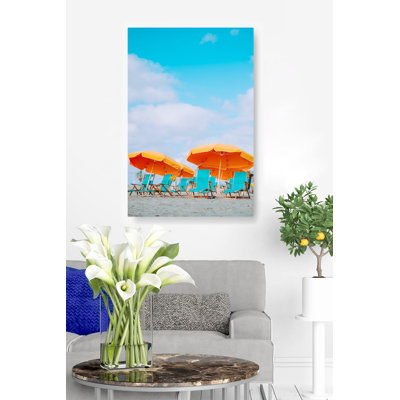 Chaises de plage rétro, chaise longue, sable, bord de mer, parasol, bleu, orange, cyan
