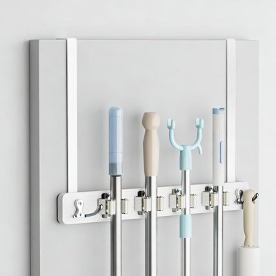 Organisateur de porte-balai et porte-vadrouille au-dessus de la porte, installation sans perceuse avec 4 fentes et 4 crochets pour un rangement peu encombrant dans la buanderie, le garage, le placard et la cuisine
