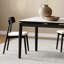Simple combinaison de table et de chaises en bois de cire blanche-107124224