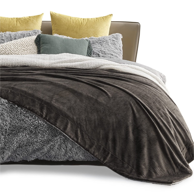 Bedsure GentleSoft™ Sherpa Blanket – Thick All-Season Warm Bed Blanket – Ideal Gift for College Students, Queen, Brown