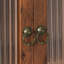 Armoire murale brune avec trois compartiments de rangement - porte en verre de 24,8 po, porte-serviettes pour porte pratique dans une salle de bain, une cuisine et