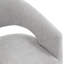 Fauteuil demi-tonneau en tissu texturé gris clair Ultear avec base piédestal sculptée et roulettes
